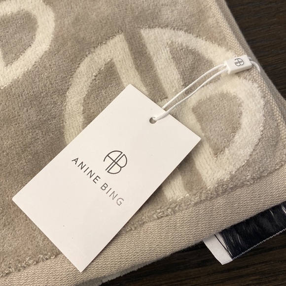 Anine Bing Bahia Towel. Monogram print - Picture 3 of 5